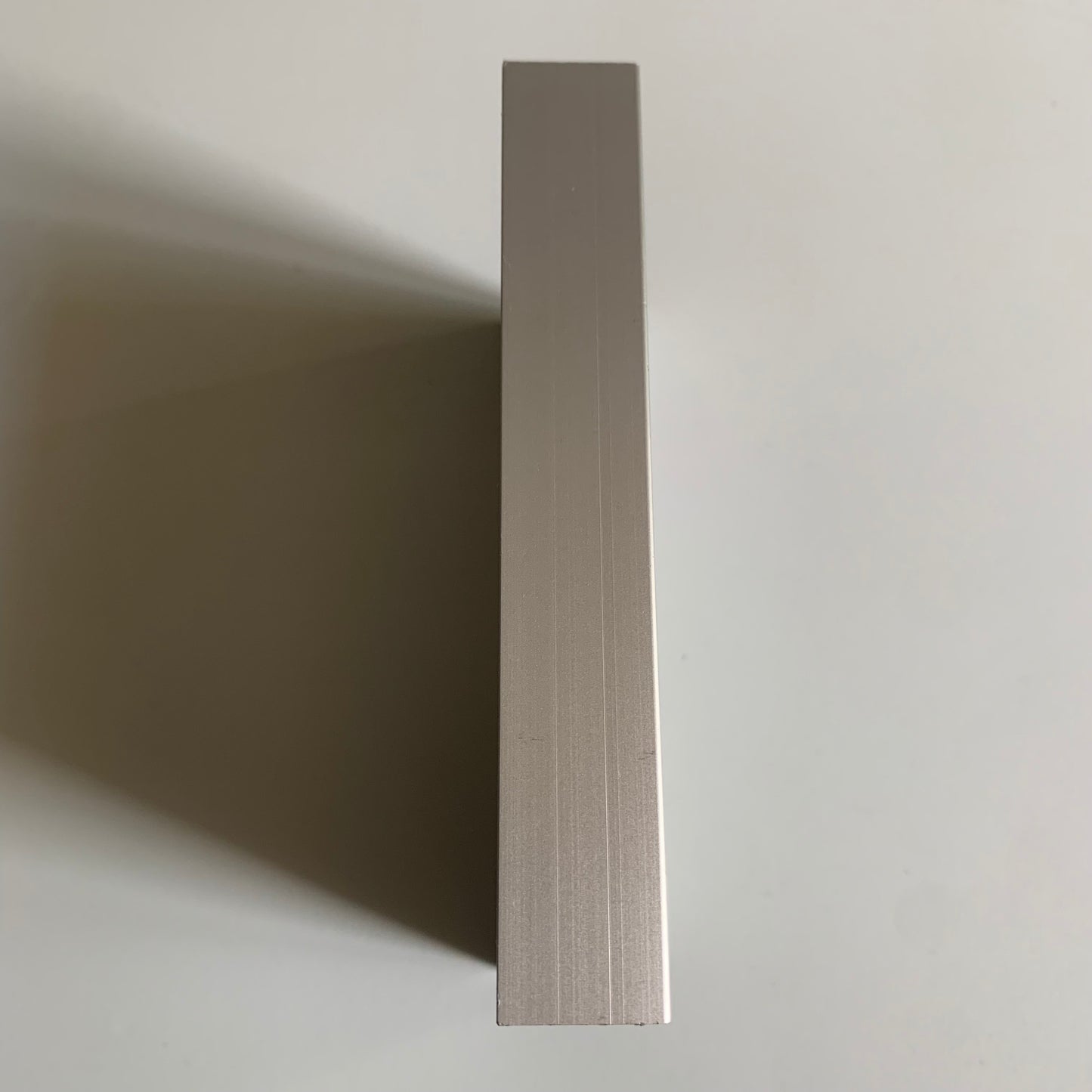 Fredericks Goldman Jones - Rouge - Metal Box - 1993 Occasion