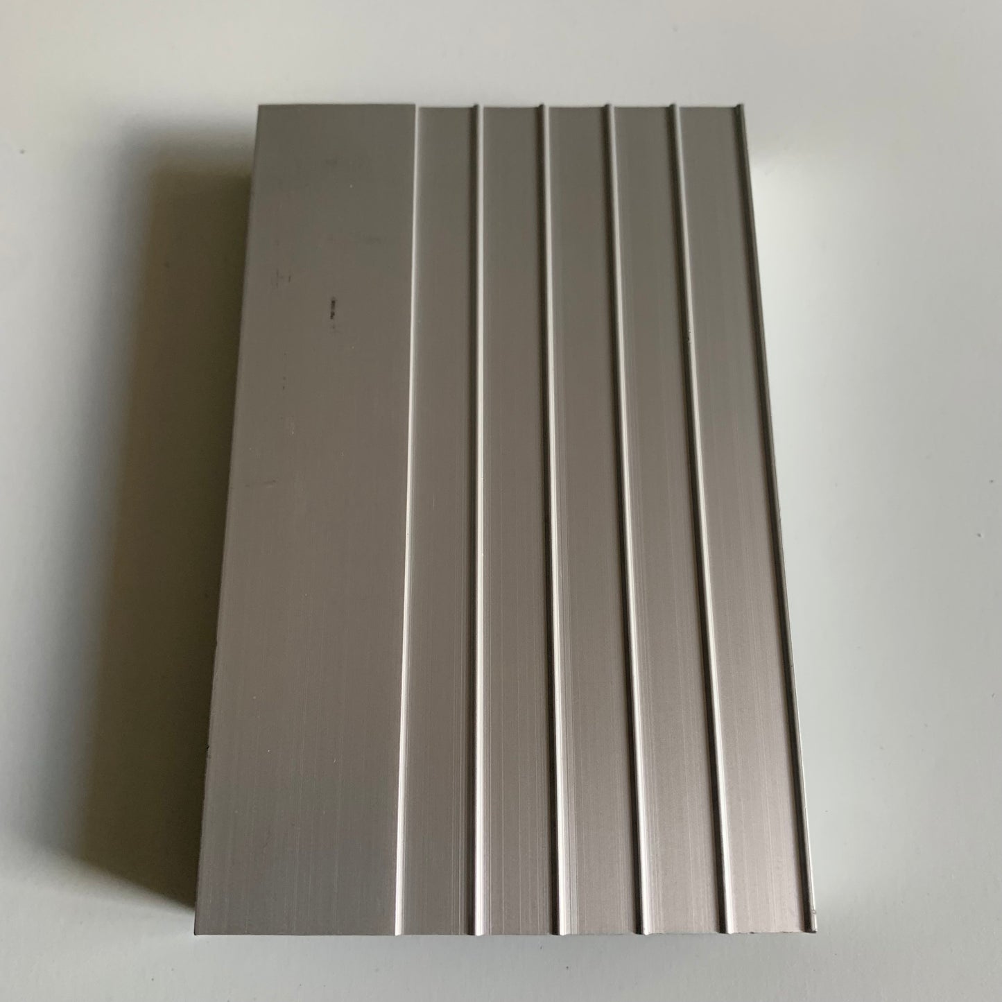 Fredericks Goldman Jones - Rouge - Metal Box - 1993 Occasion